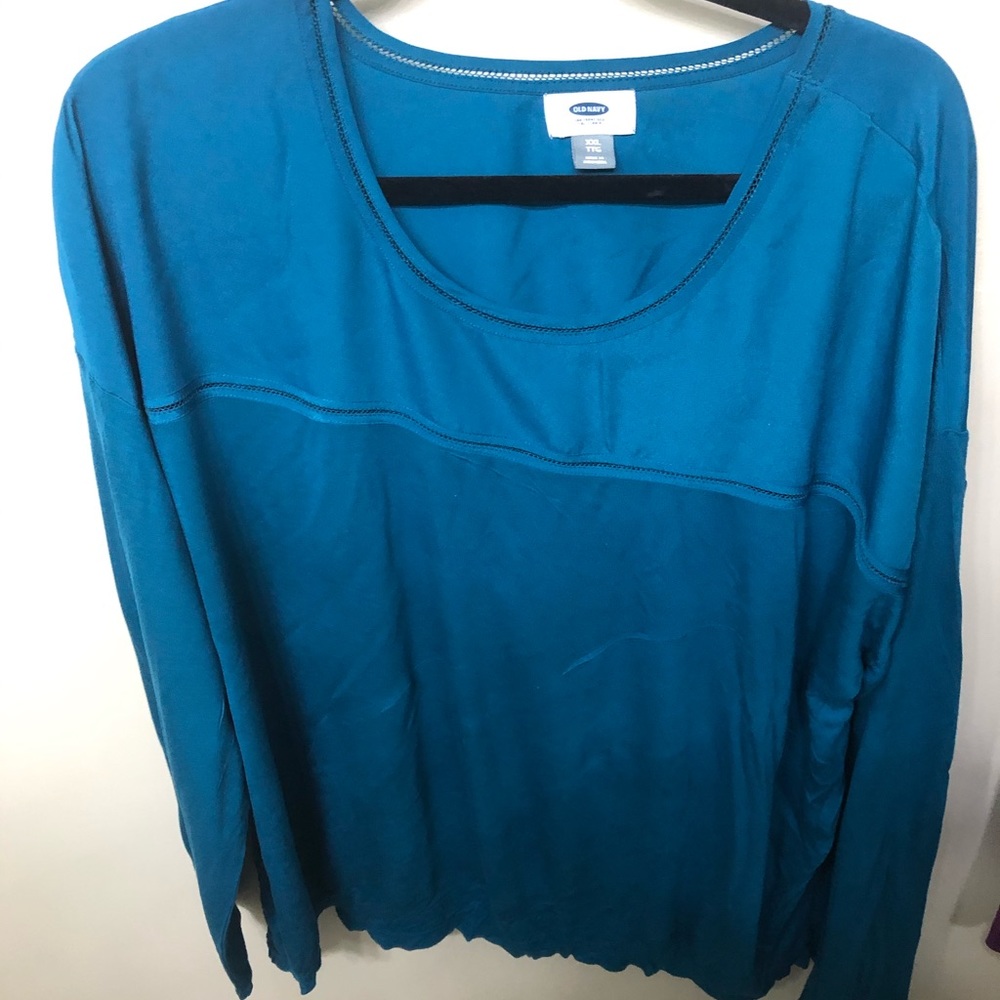 Long sleeve shirt with detailing around neck